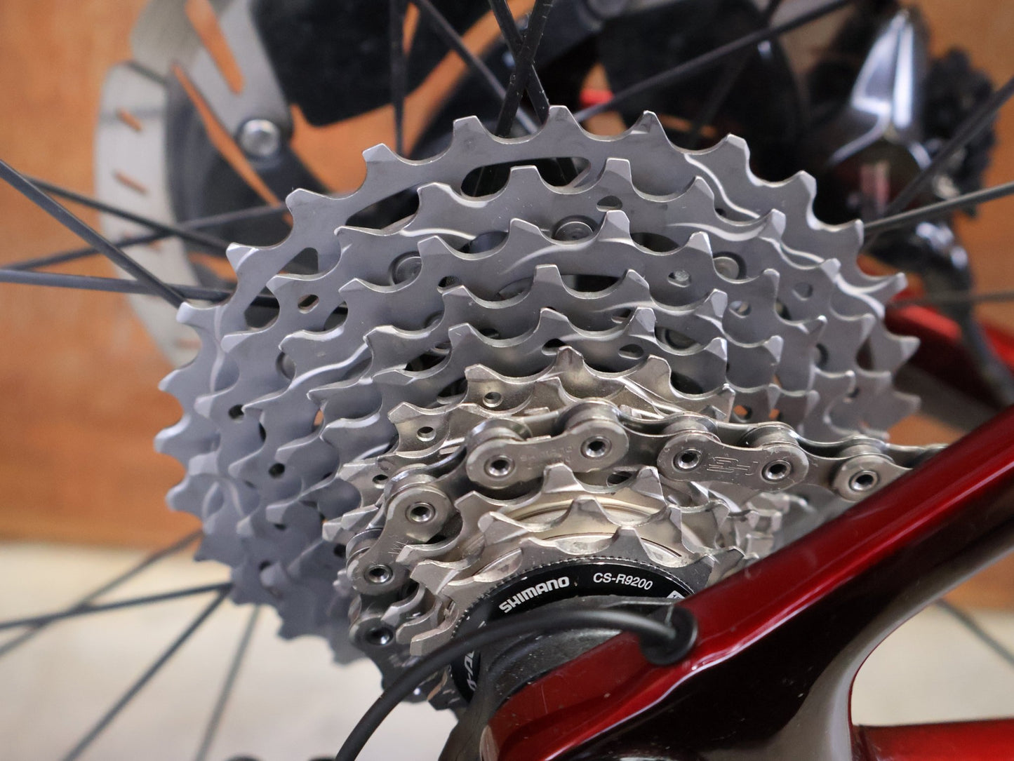 Rennrad von Trek, TREK – MADONE SLR 9 GEN 8 / DURA - ACE DI2 / CARBON RED SMOKE / M vor USEDBIKES - OB.DE Hintergrund