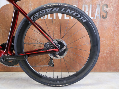 Rennrad von Trek, TREK – MADONE SLR 9 GEN 8 / DURA - ACE DI2 / CARBON RED SMOKE / M vor USEDBIKES - OB.DE Hintergrund