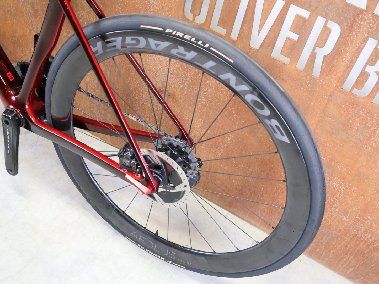 Rennrad von Trek, TREK – MADONE SLR 9 GEN 8 / DURA - ACE DI2 / CARBON RED SMOKE / M vor USEDBIKES - OB.DE Hintergrund