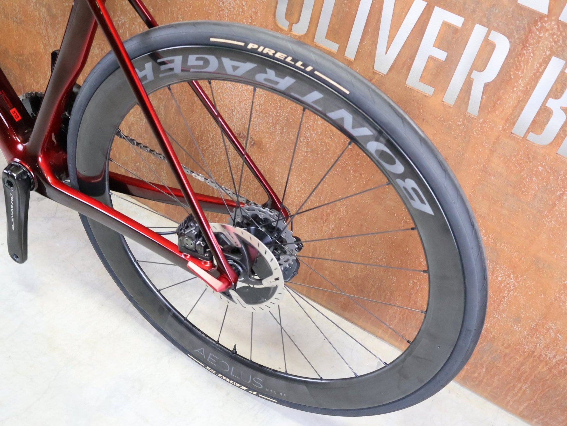 Rennrad von Trek, TREK – MADONE SLR 9 GEN 8 / DURA - ACE DI2 / CARBON RED SMOKE / M vor USEDBIKES - OB.DE Hintergrund