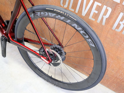 Rennrad von Trek, TREK – MADONE SLR 9 GEN 8 / DURA - ACE DI2 / CARBON RED SMOKE / M vor USEDBIKES - OB.DE Hintergrund