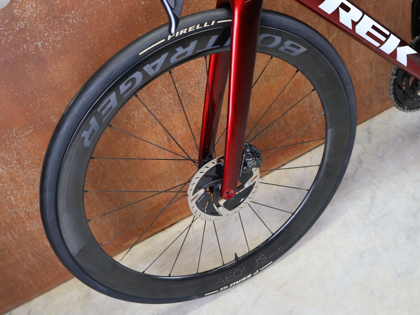 Rennrad von Trek, TREK – MADONE SLR 9 GEN 8 / DURA - ACE DI2 / CARBON RED SMOKE / M vor USEDBIKES - OB.DE Hintergrund