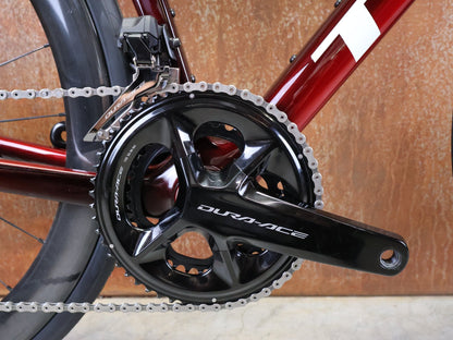 Rennrad von Trek, TREK – MADONE SLR 9 GEN 8 / DURA - ACE DI2 / CARBON RED SMOKE / M vor USEDBIKES - OB.DE Hintergrund