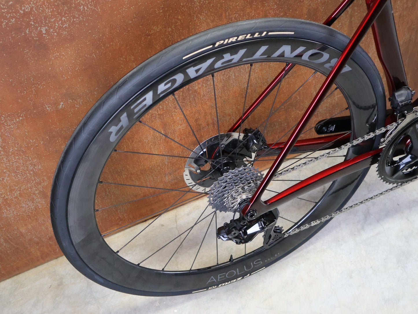 Rennrad von Trek, TREK – MADONE SLR 9 GEN 8 / DURA - ACE DI2 / CARBON RED SMOKE / M vor USEDBIKES - OB.DE Hintergrund