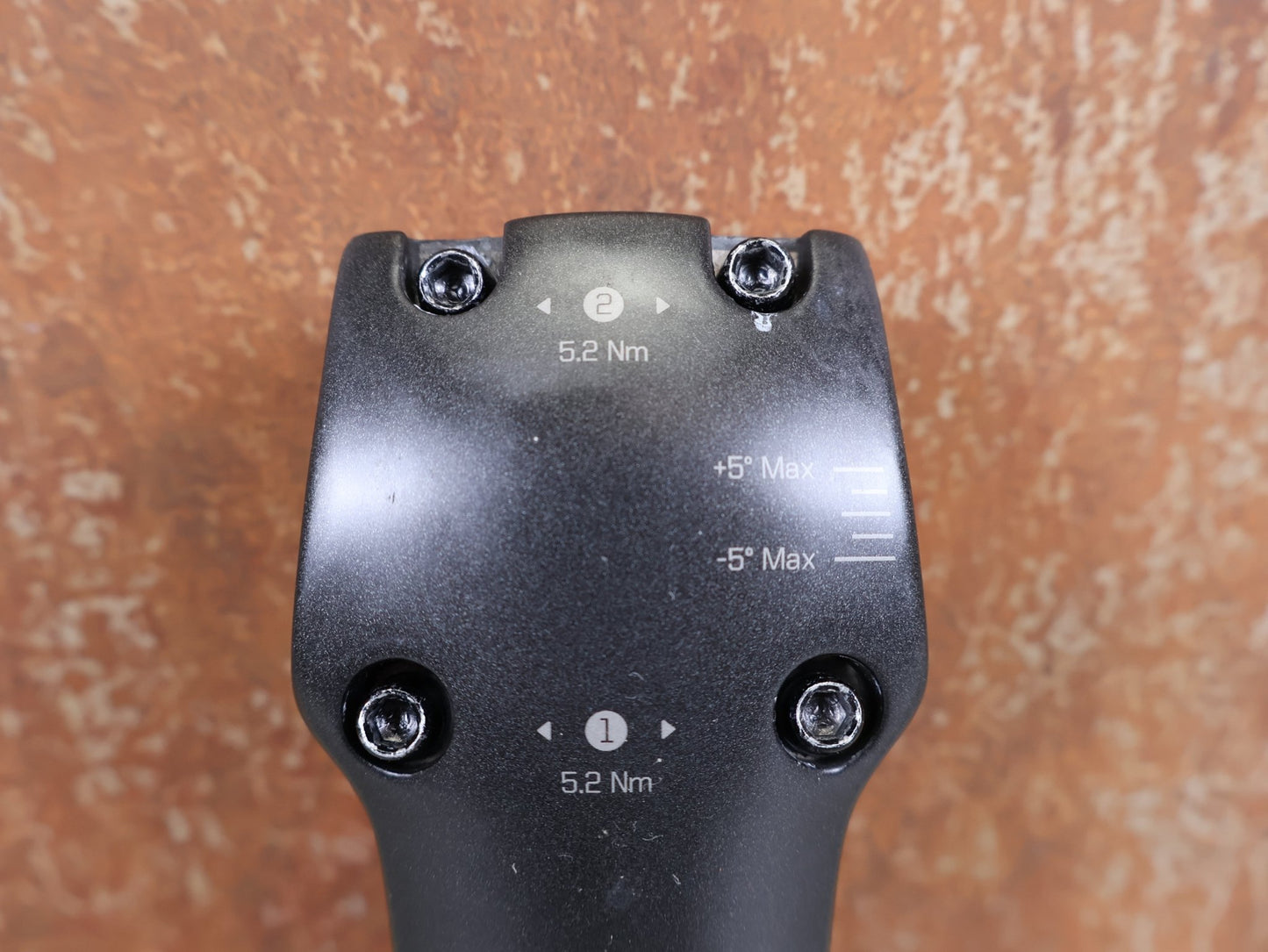 Vorbau von Trek, TREK MADONE SLR GEN 6 LOW FIT VORBAU – 15° × 110 MM – CARBON vor USEDBIKES - OB.DE Hintergrund