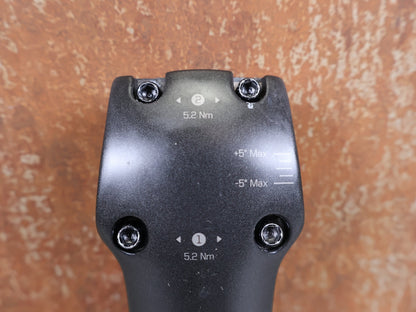 Vorbau von Trek, TREK MADONE SLR GEN 6 LOW FIT VORBAU – 15° × 110 MM – CARBON vor USEDBIKES - OB.DE Hintergrund