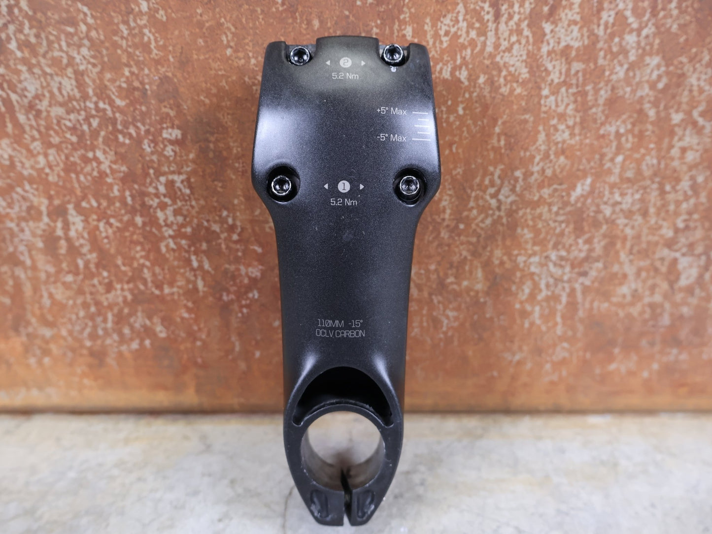 Vorbau von Trek, TREK MADONE SLR GEN 6 LOW FIT VORBAU – 15° × 110 MM – CARBON vor USEDBIKES - OB.DE Hintergrund