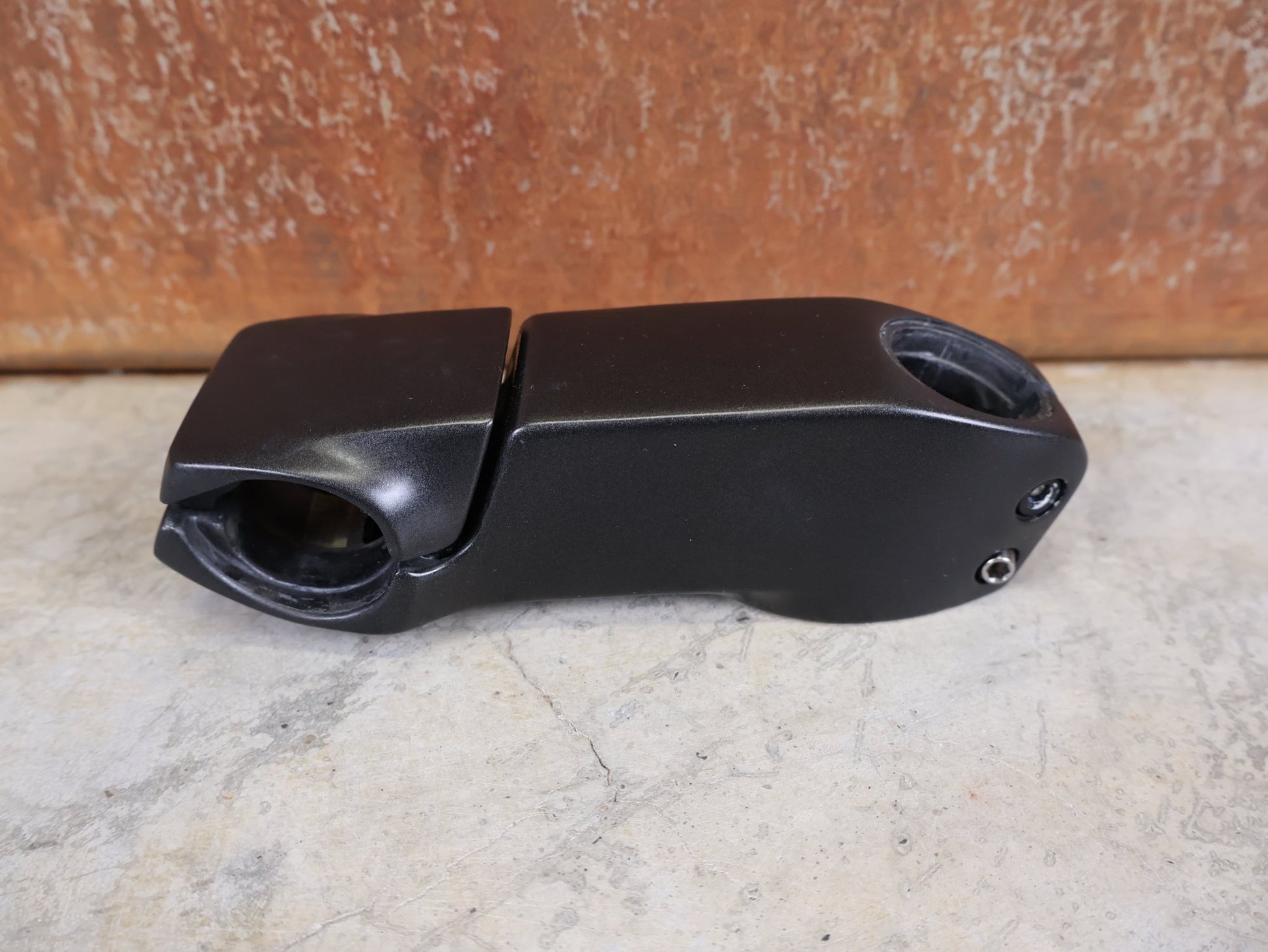 Vorbau von Trek, TREK MADONE SLR GEN 6 LOW FIT VORBAU – 15° × 110 MM – CARBON vor USEDBIKES - OB.DE Hintergrund