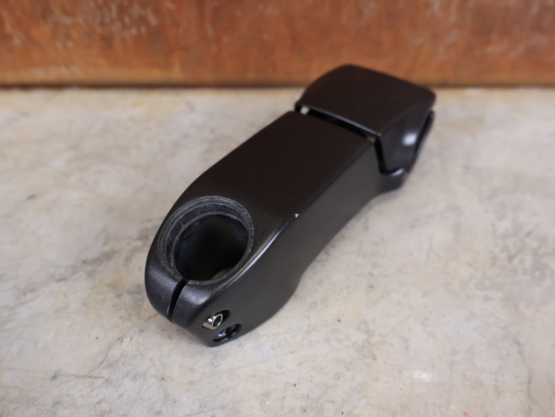 Vorbau von Trek, TREK MADONE SLR GEN 6 LOW FIT VORBAU – 15° × 110 MM – CARBON vor USEDBIKES - OB.DE Hintergrund