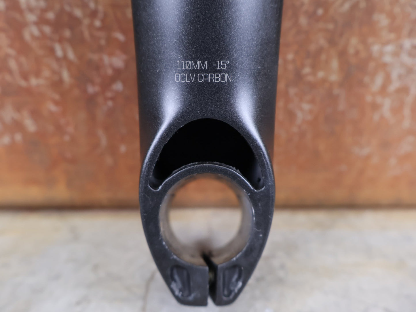 Vorbau von Trek, TREK MADONE SLR GEN 6 LOW FIT VORBAU – 15° × 110 MM – CARBON vor USEDBIKES - OB.DE Hintergrund