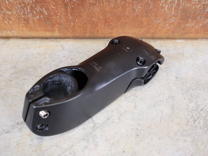 Vorbau von Trek, TREK MADONE SLR GEN 6 LOW FIT VORBAU – 15° × 110 MM – CARBON vor USEDBIKES - OB.DE Hintergrund