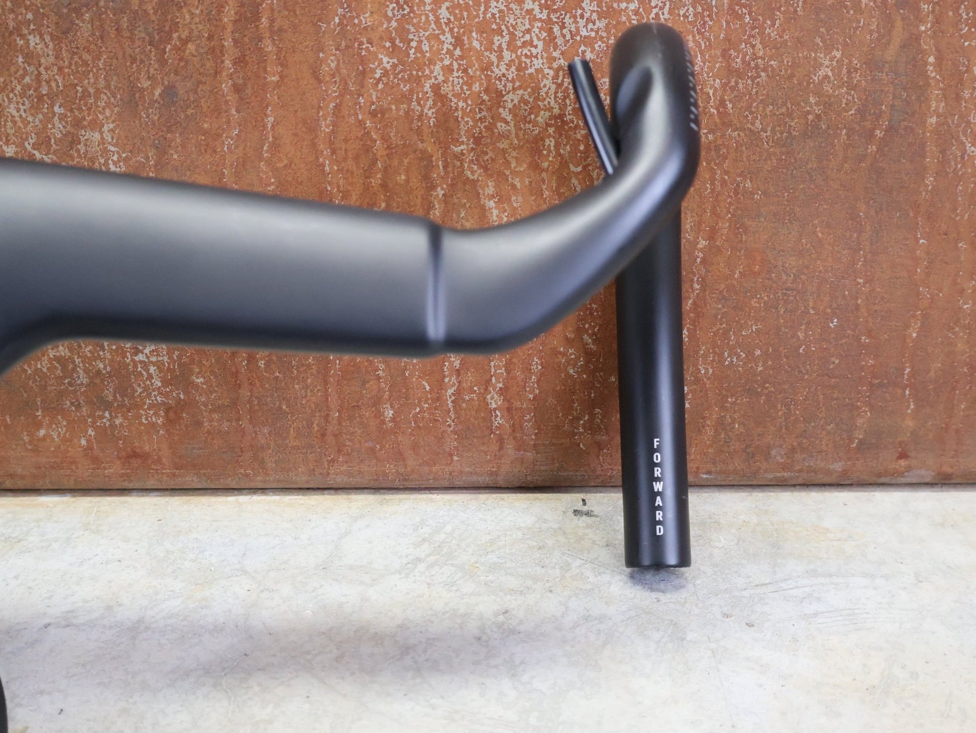 Lenker von Trek, TREK MADONE SLR GEN 7 BARSTEM AERO COCKPIT – 390/420 × 120 MM vor USEDBIKES - OB.DE Hintergrund