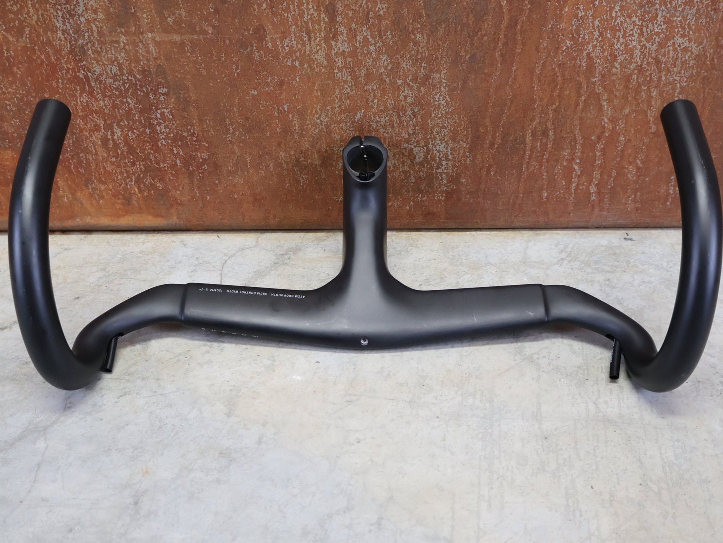 Lenker von Trek, TREK MADONE SLR GEN 7 BARSTEM AERO COCKPIT – 390/420 × 120 MM vor USEDBIKES - OB.DE Hintergrund