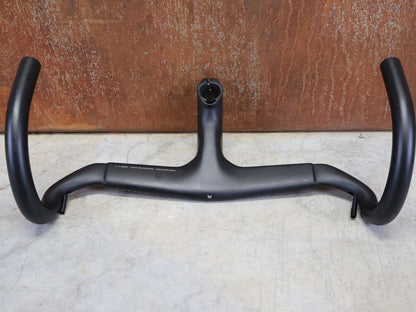 Lenker von Trek, TREK MADONE SLR GEN 7 BARSTEM AERO COCKPIT – 390/420 × 120 MM vor USEDBIKES - OB.DE Hintergrund