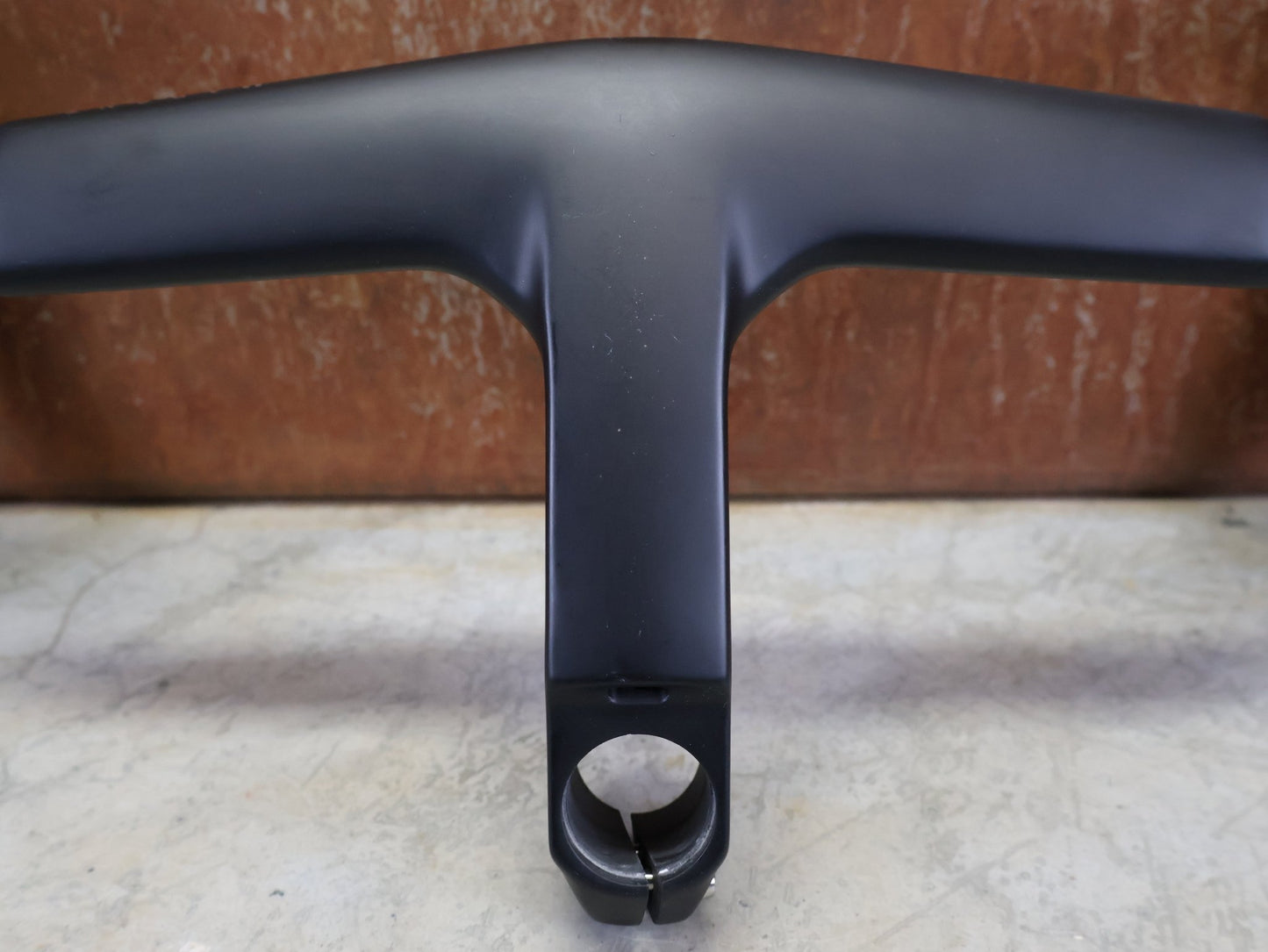 Lenker von Trek, TREK MADONE SLR GEN 7 BARSTEM AERO COCKPIT – 390/420 × 120 MM vor USEDBIKES - OB.DE Hintergrund