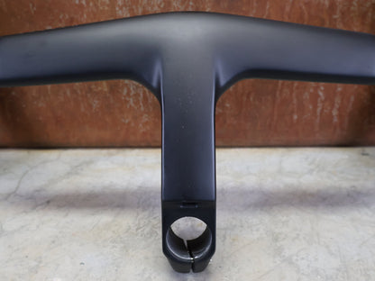 Lenker von Trek, TREK MADONE SLR GEN 7 BARSTEM AERO COCKPIT – 390/420 × 120 MM vor USEDBIKES - OB.DE Hintergrund