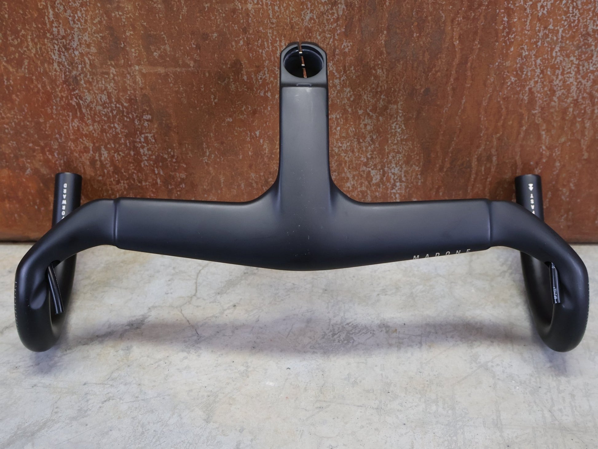 Lenker von Trek, TREK MADONE SLR GEN 7 BARSTEM AERO COCKPIT – 390/420 × 120 MM vor USEDBIKES - OB.DE Hintergrund