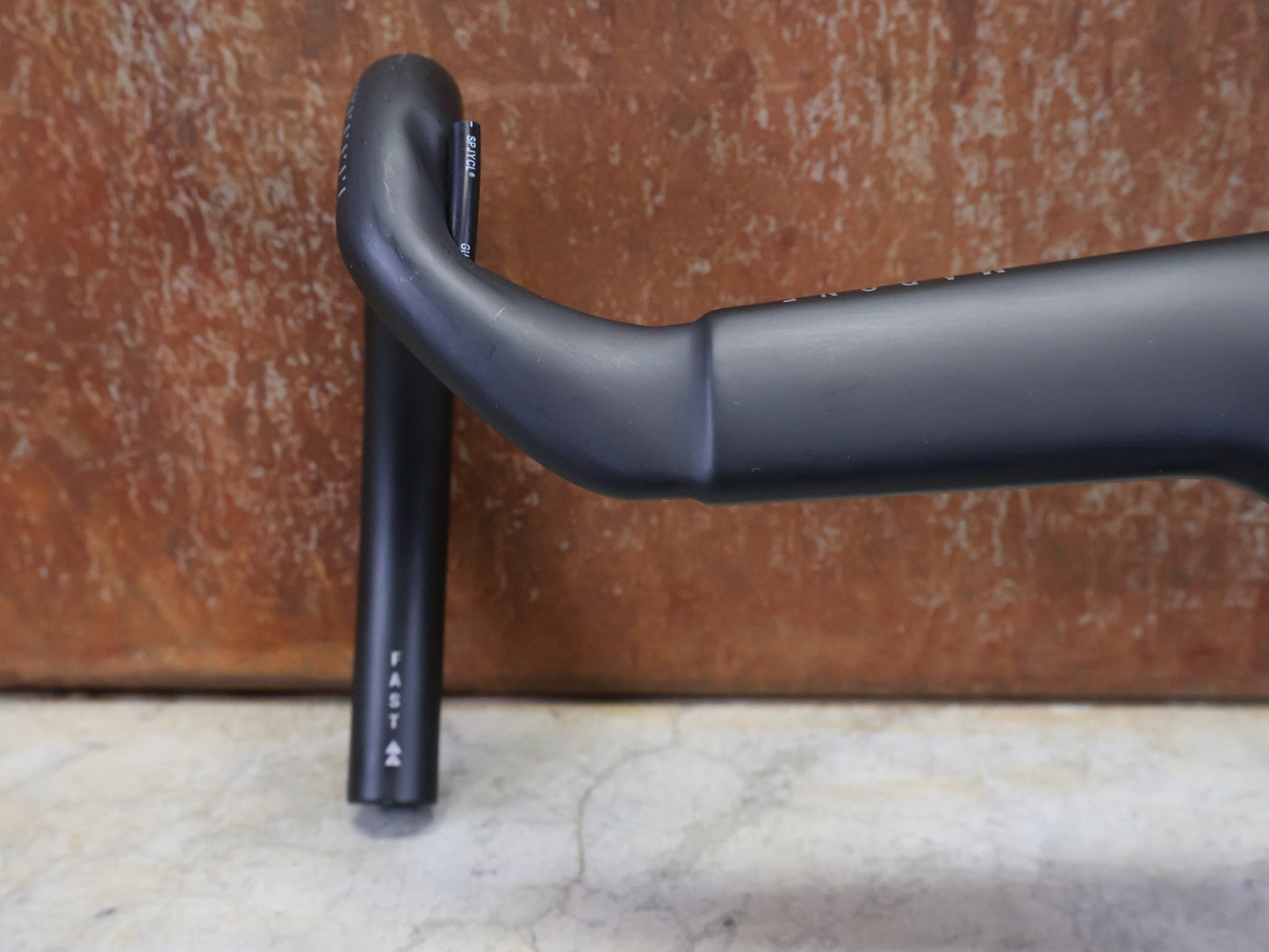 Lenker von Trek, TREK MADONE SLR GEN 7 BARSTEM AERO COCKPIT – 390/420 × 120 MM vor USEDBIKES - OB.DE Hintergrund