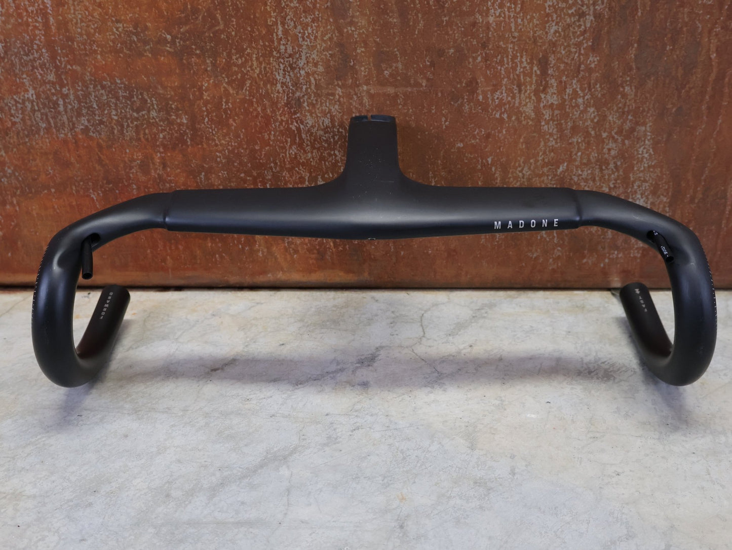 Lenker von Trek, TREK MADONE SLR GEN 7 BARSTEM AERO COCKPIT – 390/420 × 120 MM vor USEDBIKES - OB.DE Hintergrund
