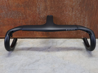 Lenker von Trek, TREK MADONE SLR GEN 7 BARSTEM AERO COCKPIT – 390/420 × 120 MM vor USEDBIKES - OB.DE Hintergrund