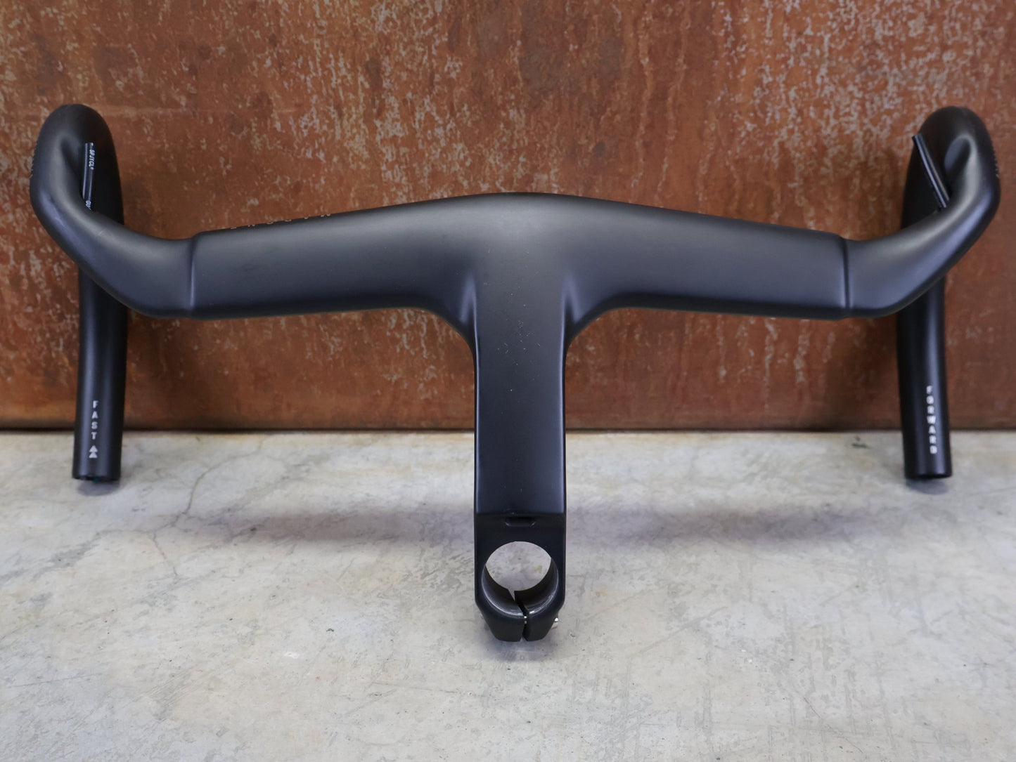 Lenker von Trek, TREK MADONE SLR GEN 7 BARSTEM AERO COCKPIT – 390/420 × 120 MM vor USEDBIKES - OB.DE Hintergrund