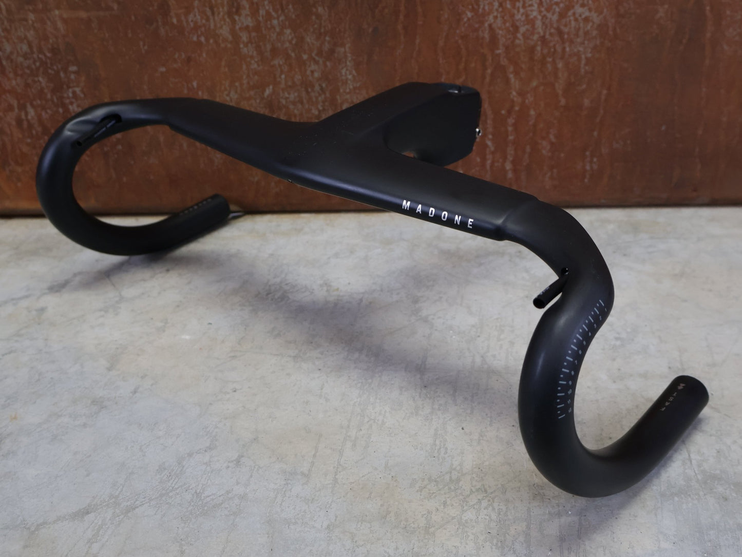 Lenker von Trek, TREK MADONE SLR GEN 7 BARSTEM AERO COCKPIT – 390/420 × 120 MM vor USEDBIKES - OB.DE Hintergrund