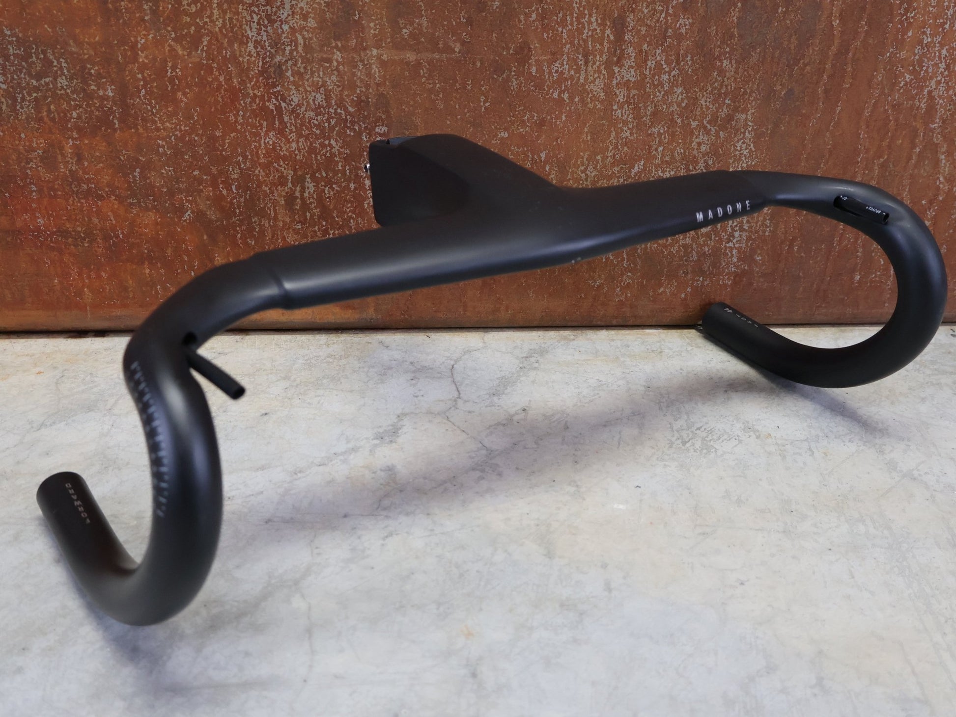 Lenker von Trek, TREK MADONE SLR GEN 7 BARSTEM AERO COCKPIT – 390/420 × 120 MM vor USEDBIKES - OB.DE Hintergrund