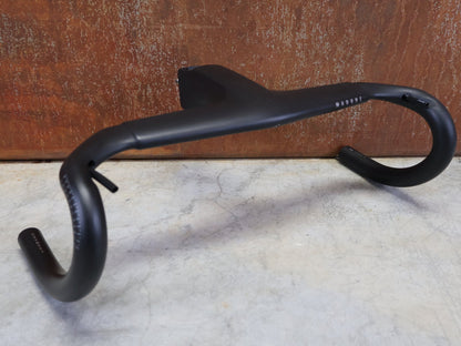 Lenker von Trek, TREK MADONE SLR GEN 7 BARSTEM AERO COCKPIT – 390/420 × 120 MM vor USEDBIKES - OB.DE Hintergrund