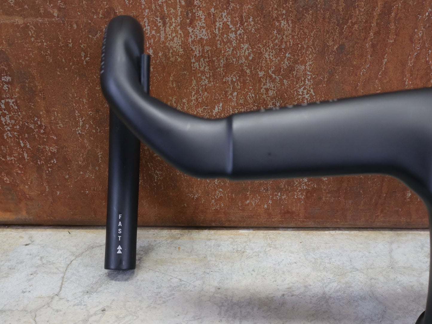 Lenker von Trek, TREK MADONE SLR GEN 7 BARSTEM PRO TEAM AERO COCKPIT – 370/400 × 120 MM vor USEDBIKES - OB.DE Hintergrund