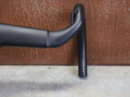 Lenker von Trek, TREK MADONE SLR GEN 7 BARSTEM PRO TEAM AERO COCKPIT – 370/400 × 120 MM vor USEDBIKES - OB.DE Hintergrund