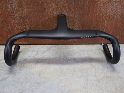 Lenker von Trek, TREK MADONE SLR GEN 7 BARSTEM PRO TEAM AERO COCKPIT – 370/400 × 120 MM vor USEDBIKES - OB.DE Hintergrund