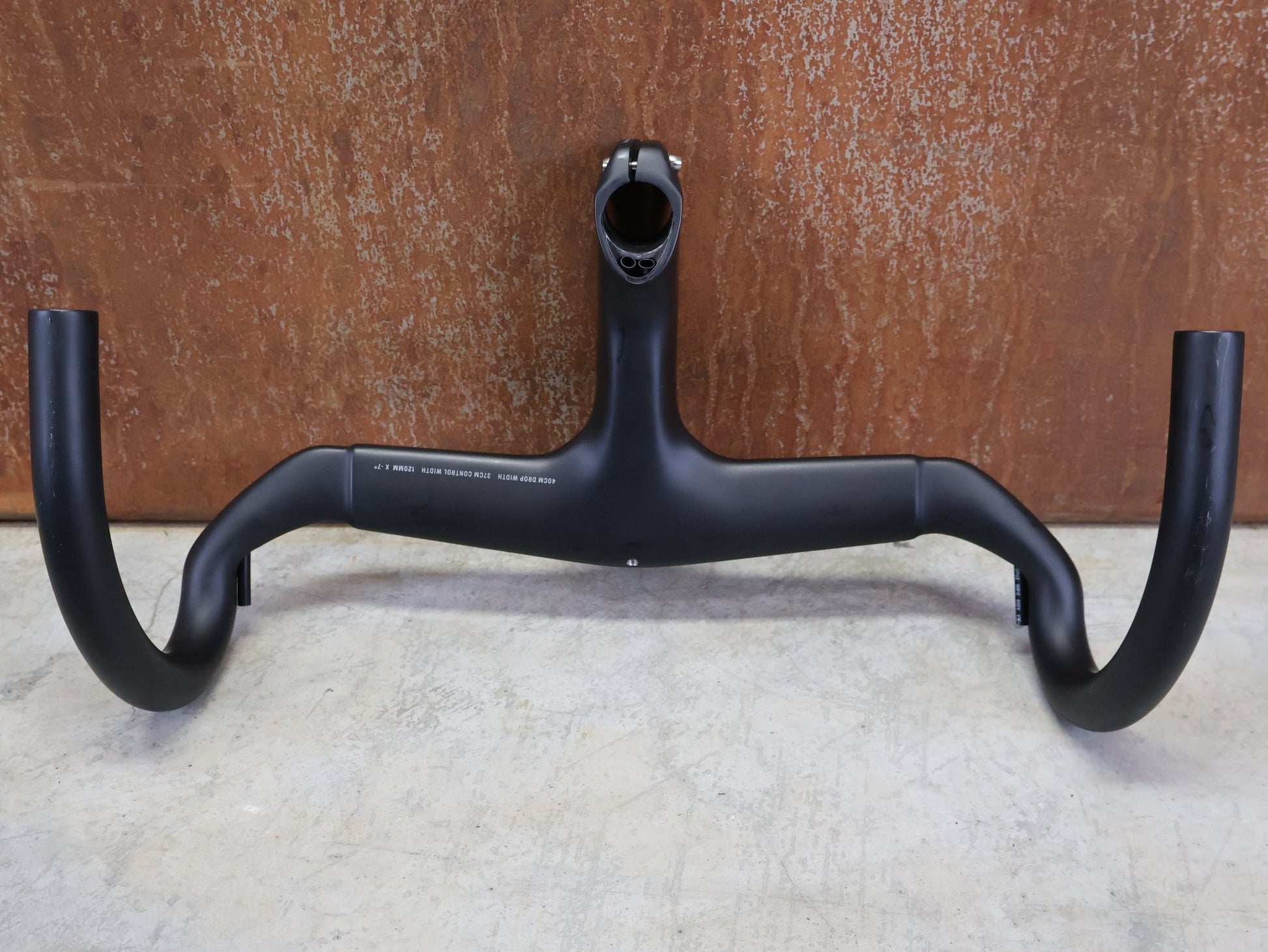 Lenker von Trek, TREK MADONE SLR GEN 7 BARSTEM PRO TEAM AERO COCKPIT – 370/400 × 120 MM vor USEDBIKES - OB.DE Hintergrund