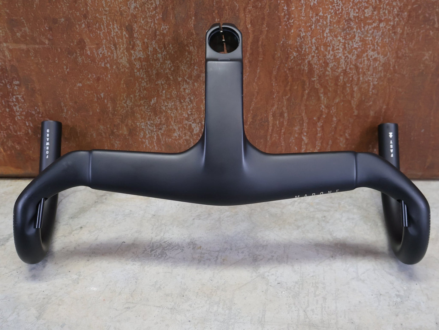 Lenker von Trek, TREK MADONE SLR GEN 7 BARSTEM PRO TEAM AERO COCKPIT – 370/400 × 120 MM vor USEDBIKES - OB.DE Hintergrund
