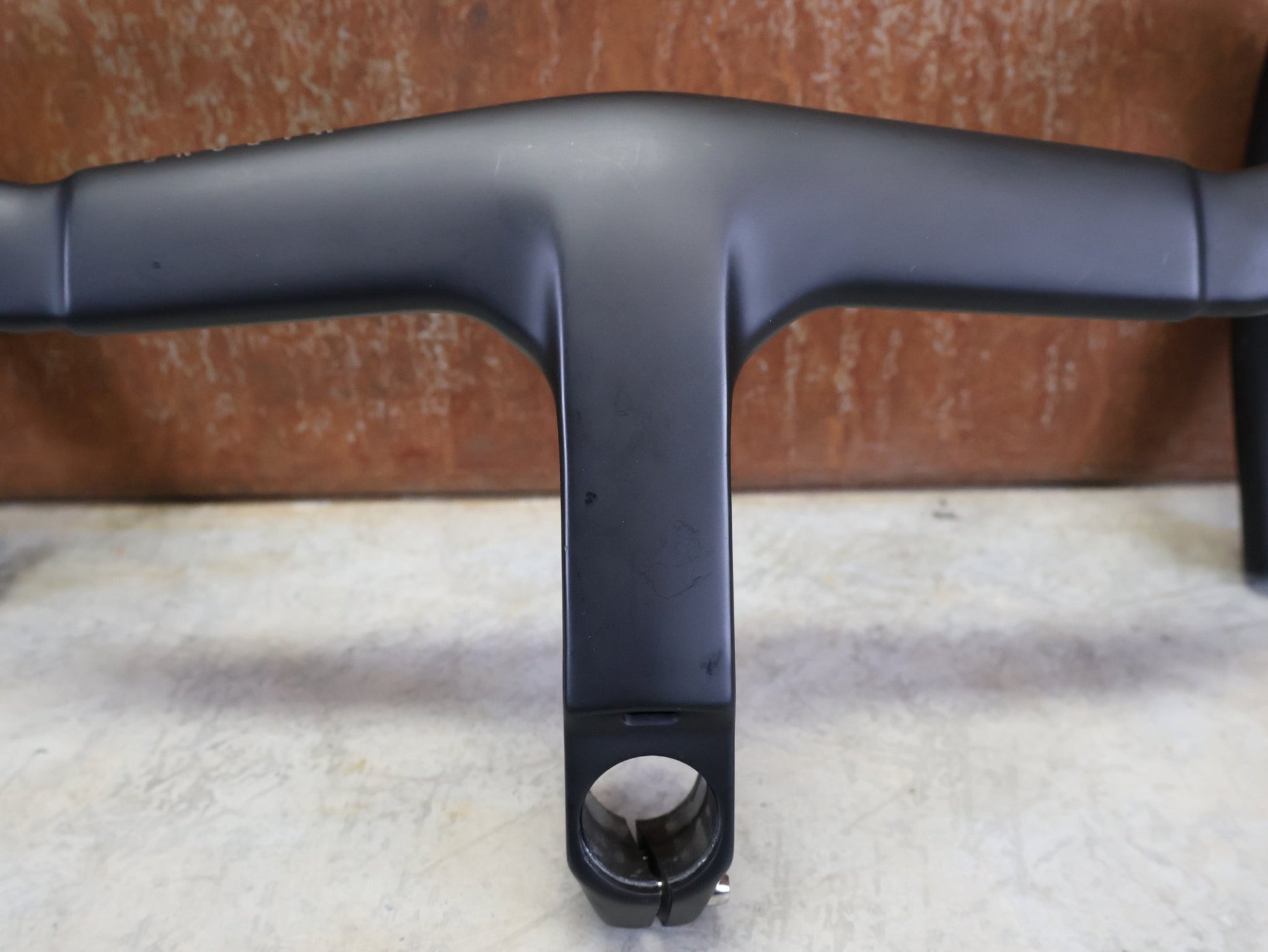 Lenker von Trek, TREK MADONE SLR GEN 7 BARSTEM PRO TEAM AERO COCKPIT – 370/400 × 120 MM vor USEDBIKES - OB.DE Hintergrund