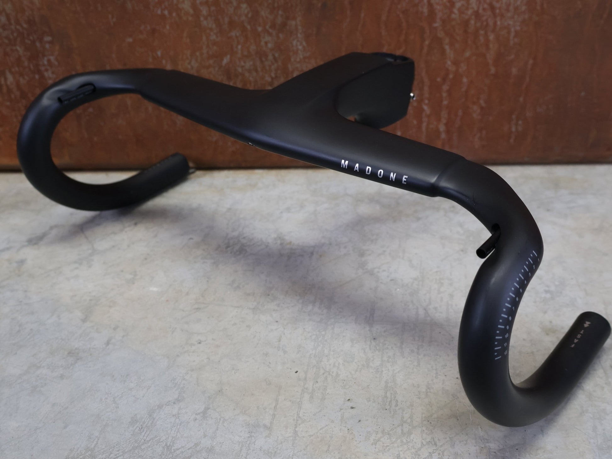 Lenker von Trek, TREK MADONE SLR GEN 7 BARSTEM PRO TEAM AERO COCKPIT – 370/400 × 120 MM vor USEDBIKES - OB.DE Hintergrund