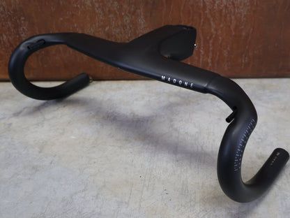 Lenker von Trek, TREK MADONE SLR GEN 7 BARSTEM PRO TEAM AERO COCKPIT – 370/400 × 120 MM vor USEDBIKES - OB.DE Hintergrund