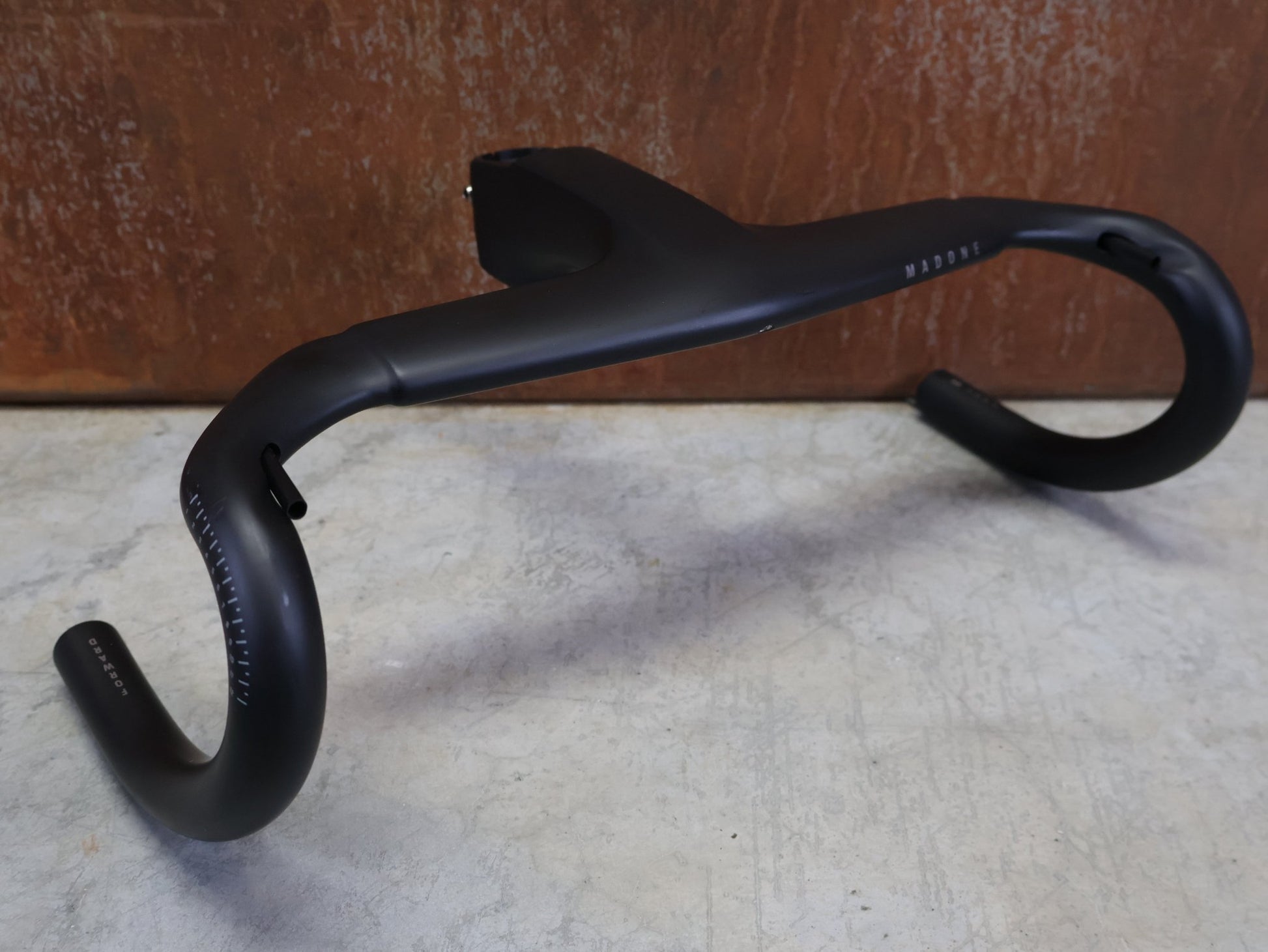 Lenker von Trek, TREK MADONE SLR GEN 7 BARSTEM PRO TEAM AERO COCKPIT – 370/400 × 120 MM vor USEDBIKES - OB.DE Hintergrund