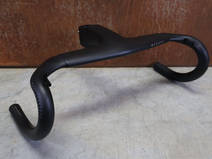 Lenker von Trek, TREK MADONE SLR GEN 7 BARSTEM PRO TEAM AERO COCKPIT – 370/400 × 120 MM vor USEDBIKES - OB.DE Hintergrund