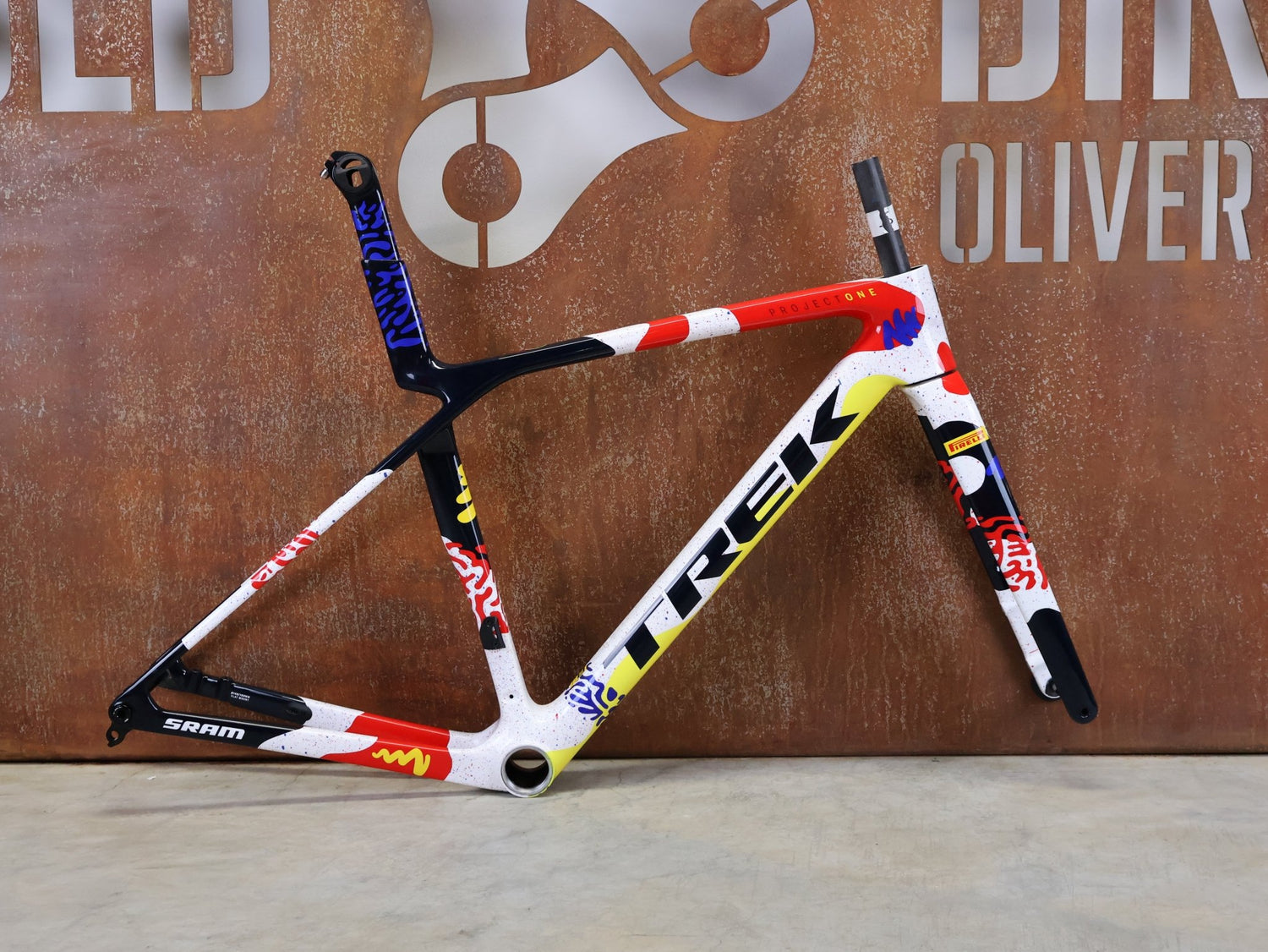 Rennradrahmen von Trek, TREK MADONE SLR GEN 8 CARBON DISC RAHMENSET ICON COULER S vor USEDBIKES - OB.DE Hintergrund