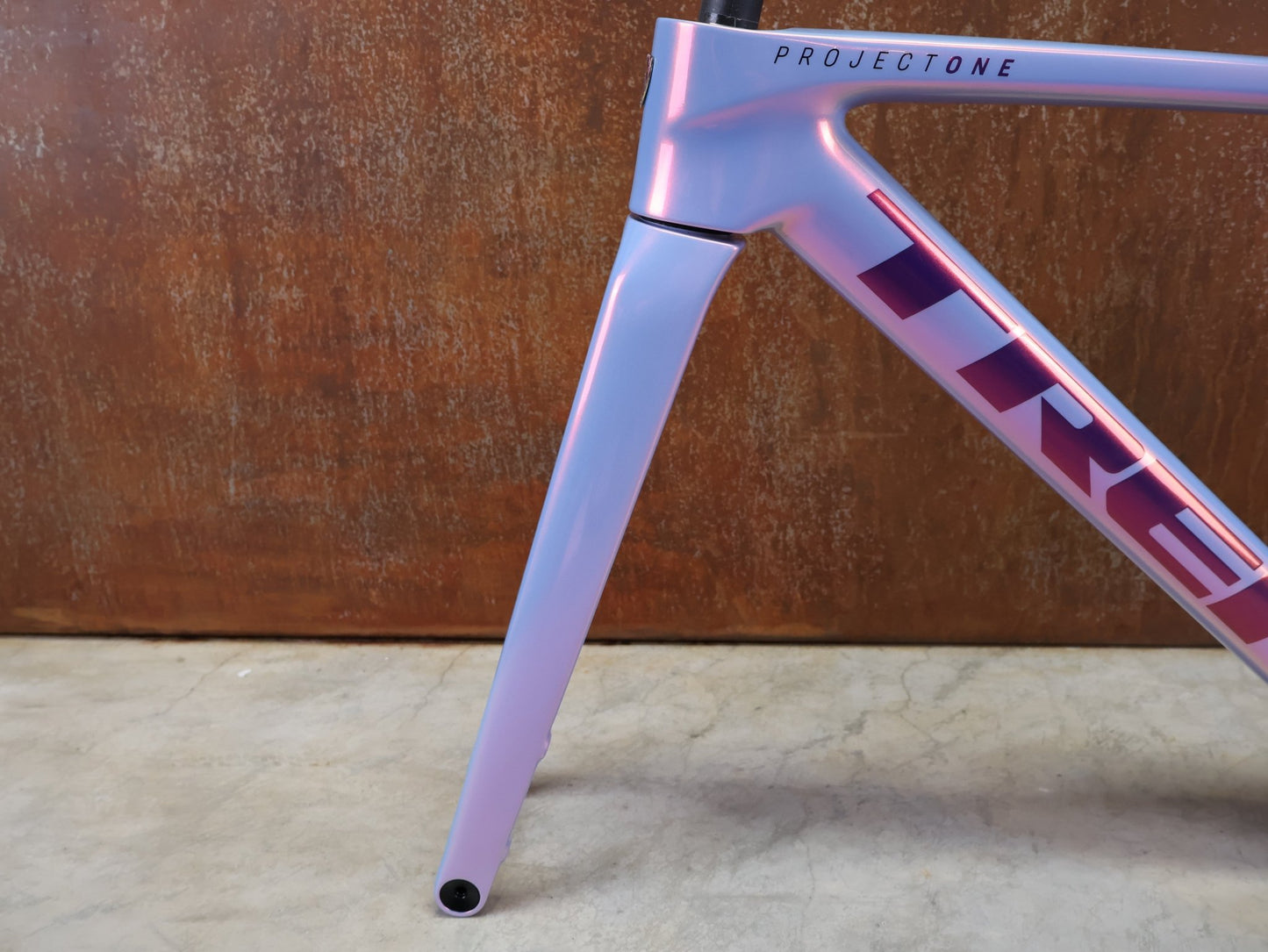 Rennradrahmen von Trek, TREK MADONE SLR GEN 8 CARBON DISC RAHMENSET ICON TÊTE DE LA COURSE XS vor USEDBIKES - OB.DE Hintergrund