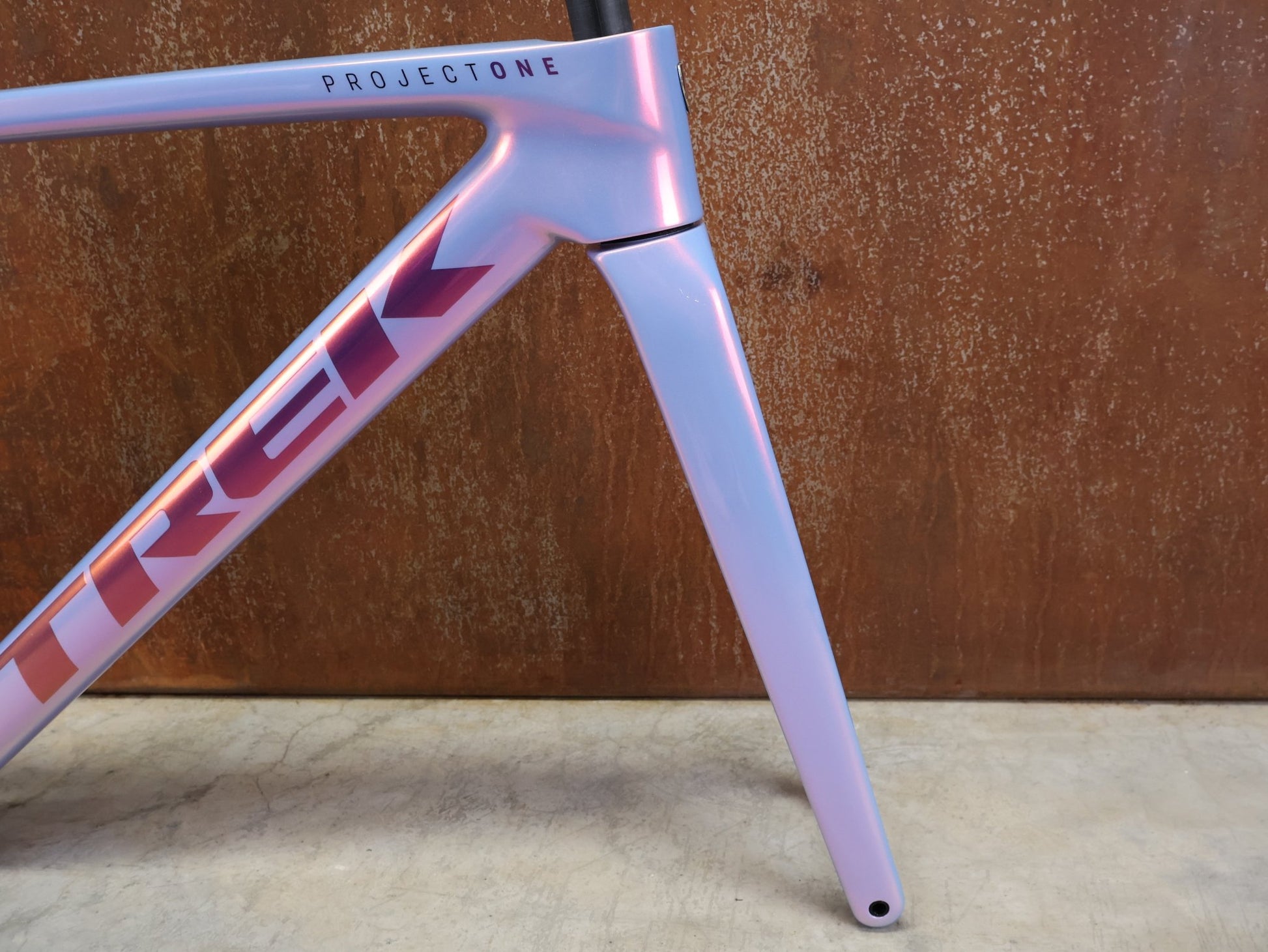 Rennradrahmen von Trek, TREK MADONE SLR GEN 8 CARBON DISC RAHMENSET ICON TÊTE DE LA COURSE XS vor USEDBIKES - OB.DE Hintergrund