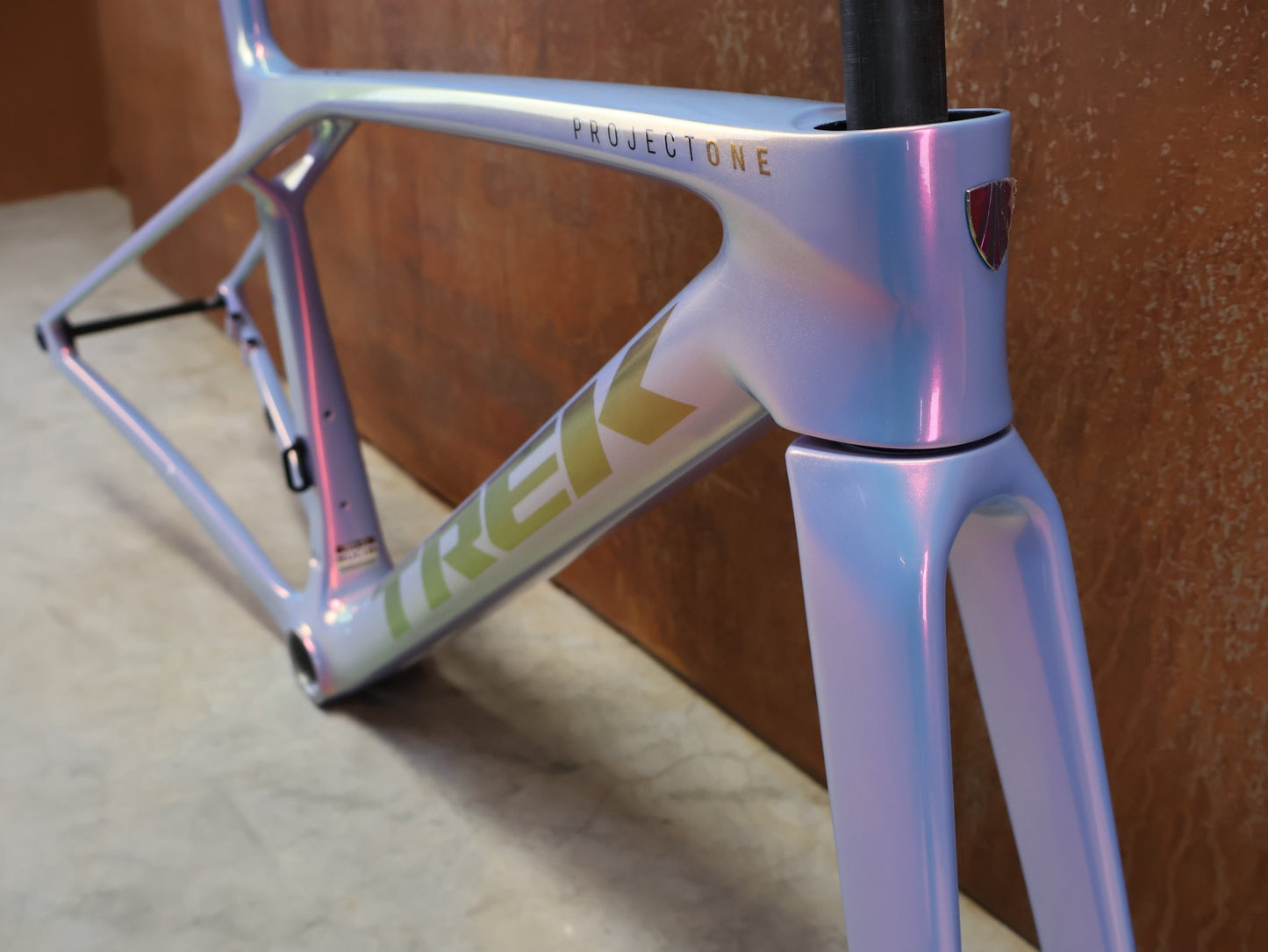 Rennradrahmen von Trek, TREK MADONE SLR GEN 8 CARBON DISC RAHMENSET ICON TÊTE DE LA COURSE XS vor USEDBIKES - OB.DE Hintergrund