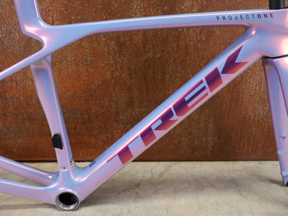 Rennradrahmen von Trek, TREK MADONE SLR GEN 8 CARBON DISC RAHMENSET ICON TÊTE DE LA COURSE XS vor USEDBIKES - OB.DE Hintergrund