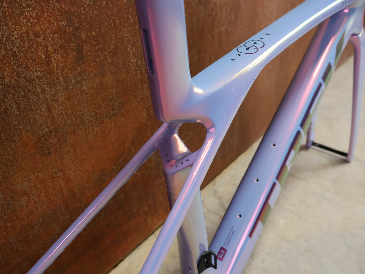 Rennradrahmen von Trek, TREK MADONE SLR GEN 8 CARBON DISC RAHMENSET ICON TÊTE DE LA COURSE XS vor USEDBIKES - OB.DE Hintergrund