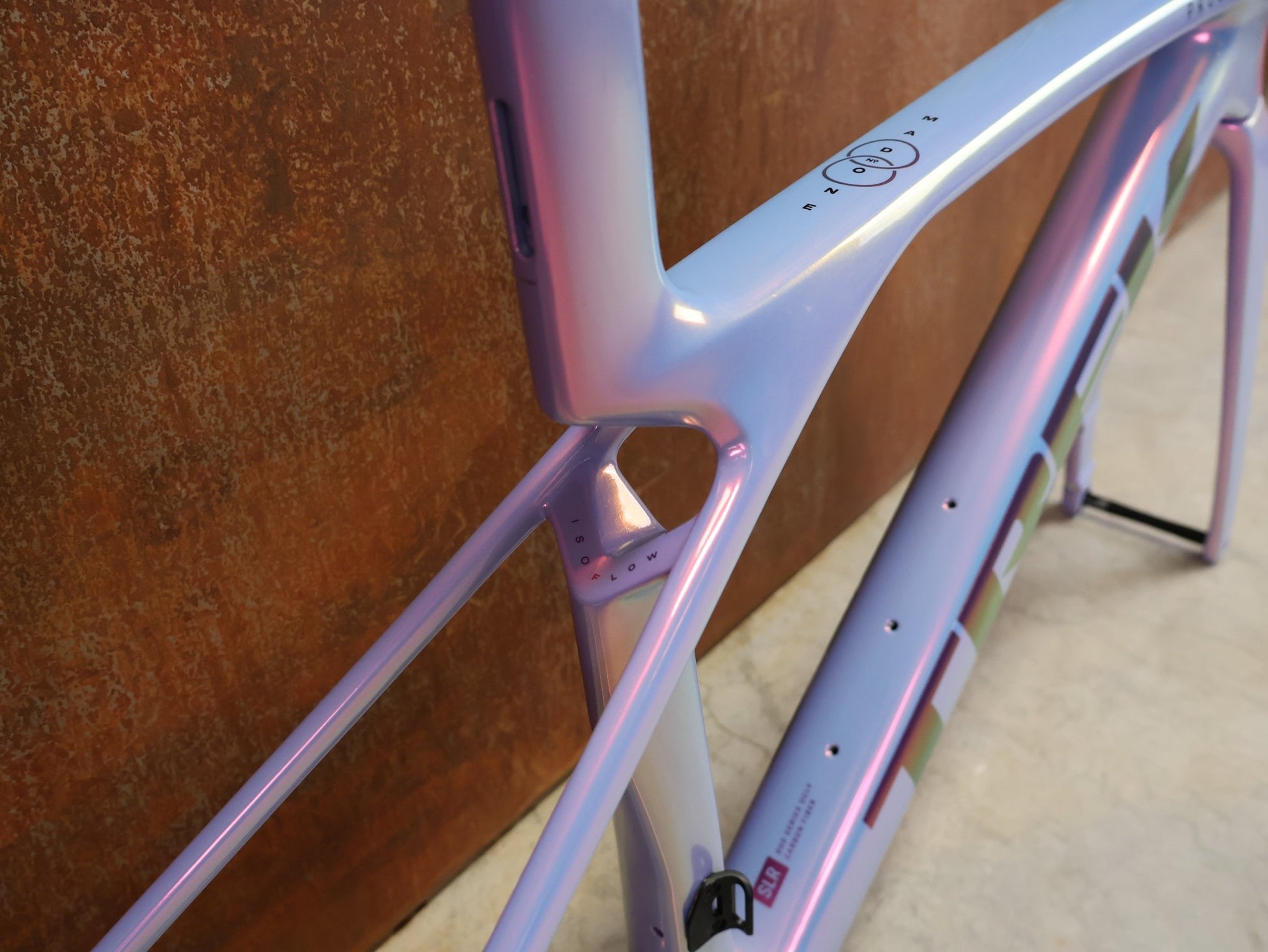 Rennradrahmen von Trek, TREK MADONE SLR GEN 8 CARBON DISC RAHMENSET ICON TÊTE DE LA COURSE XS vor USEDBIKES - OB.DE Hintergrund