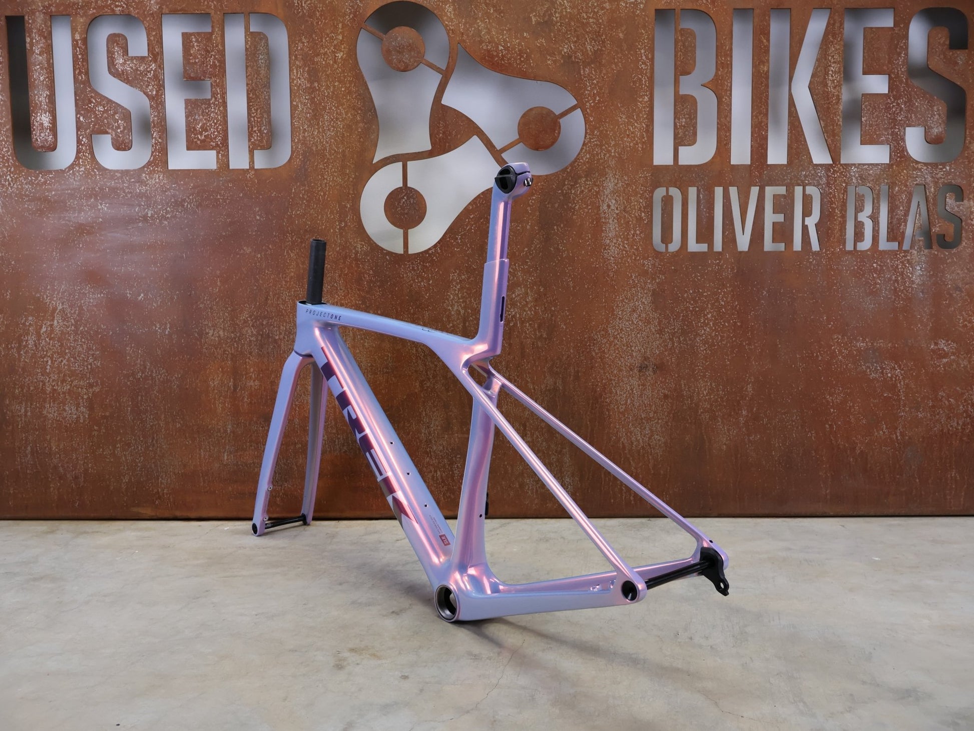 Rennradrahmen von Trek, TREK MADONE SLR GEN 8 CARBON DISC RAHMENSET ICON TÊTE DE LA COURSE XS vor USEDBIKES - OB.DE Hintergrund