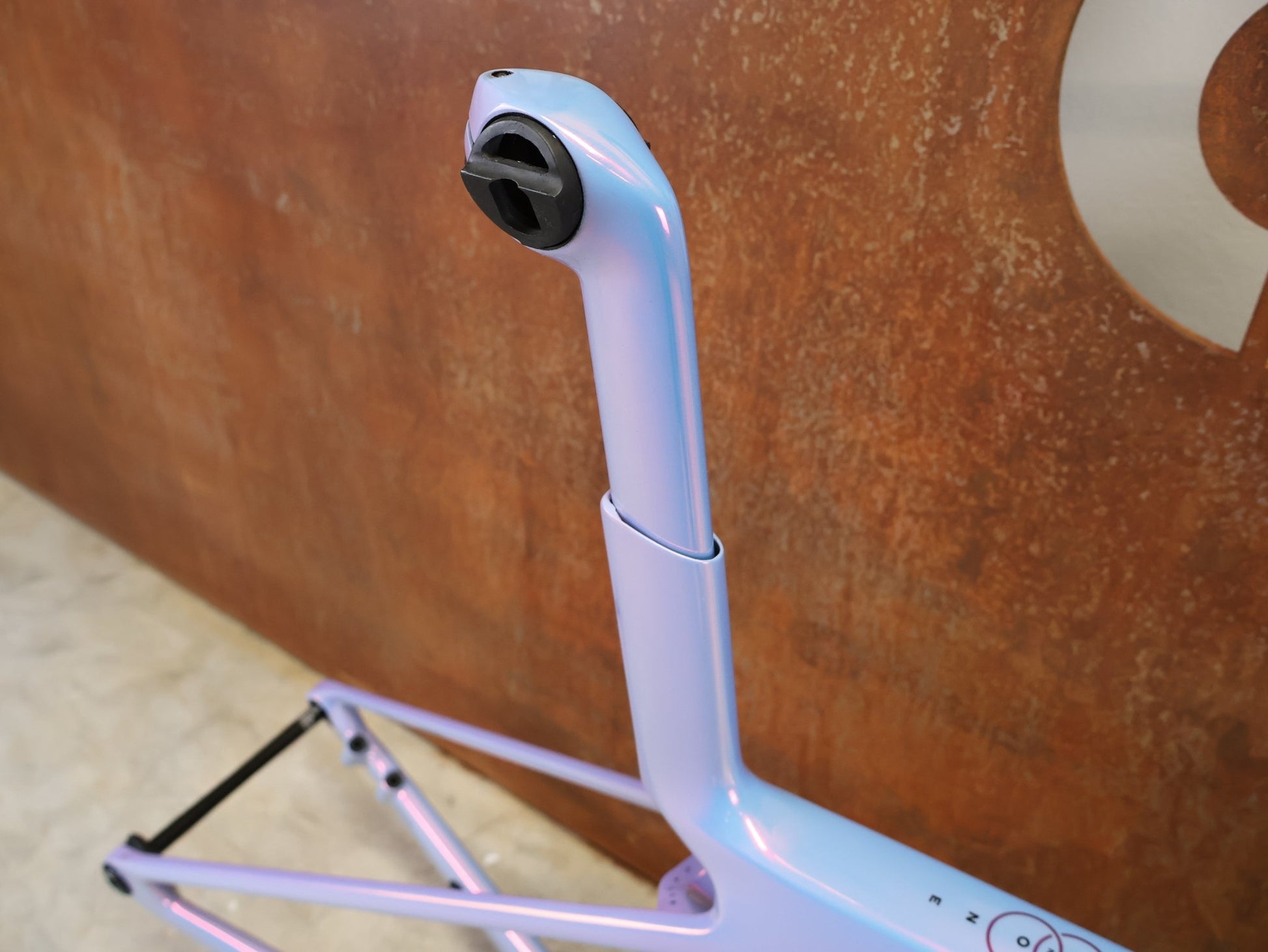 Rennradrahmen von Trek, TREK MADONE SLR GEN 8 CARBON DISC RAHMENSET ICON TÊTE DE LA COURSE XS vor USEDBIKES - OB.DE Hintergrund