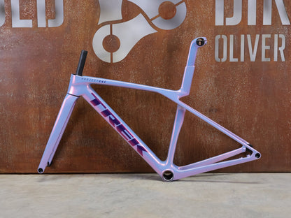 Rennradrahmen von Trek, TREK MADONE SLR GEN 8 CARBON DISC RAHMENSET ICON TÊTE DE LA COURSE XS vor USEDBIKES - OB.DE Hintergrund