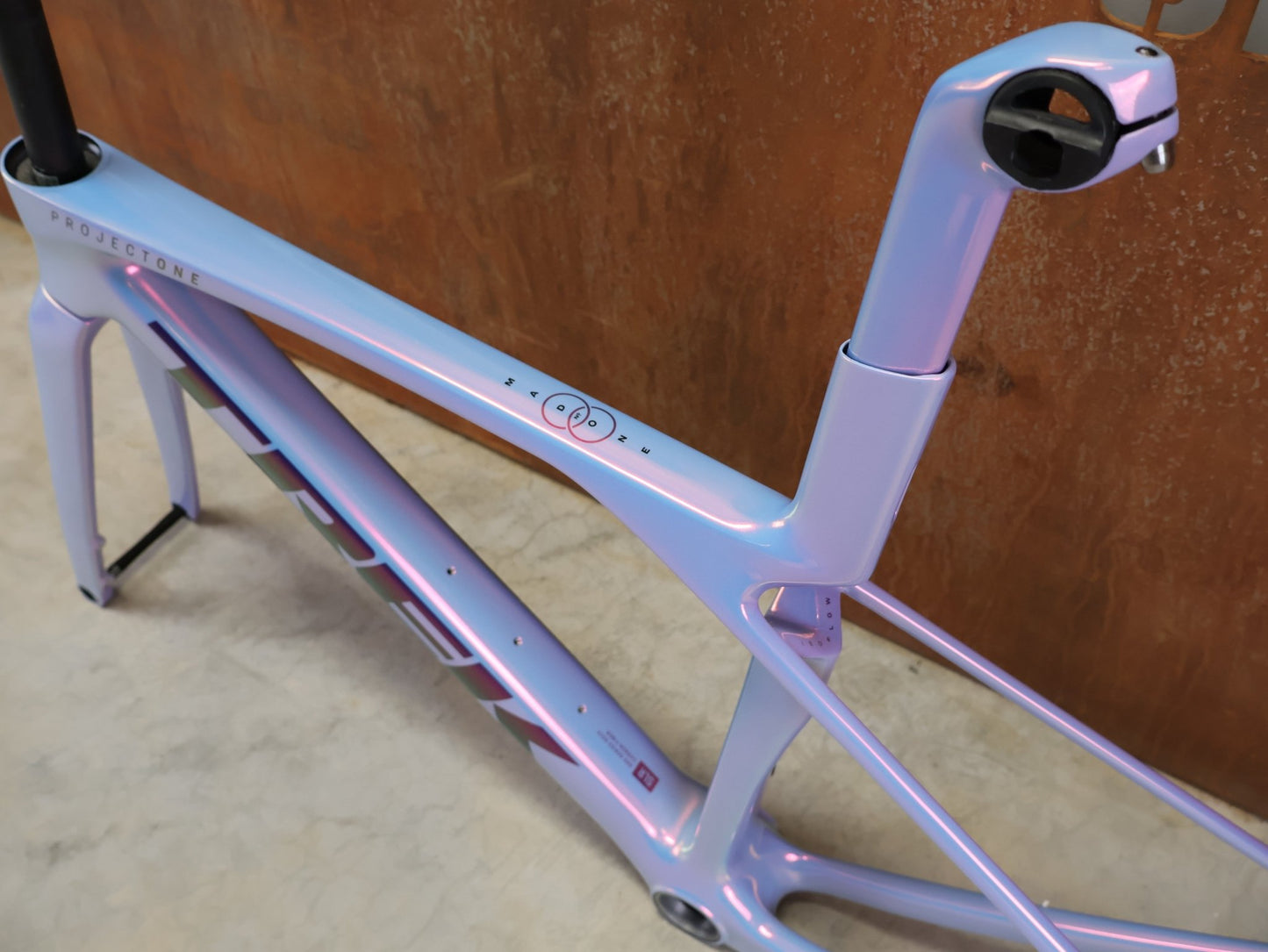 Rennradrahmen von Trek, TREK MADONE SLR GEN 8 CARBON DISC RAHMENSET ICON TÊTE DE LA COURSE XS vor USEDBIKES - OB.DE Hintergrund