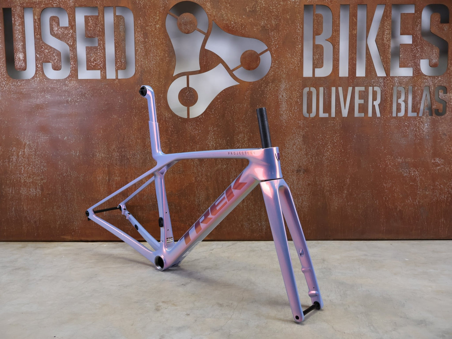 Rennradrahmen von Trek, TREK MADONE SLR GEN 8 CARBON DISC RAHMENSET ICON TÊTE DE LA COURSE XS vor USEDBIKES - OB.DE Hintergrund